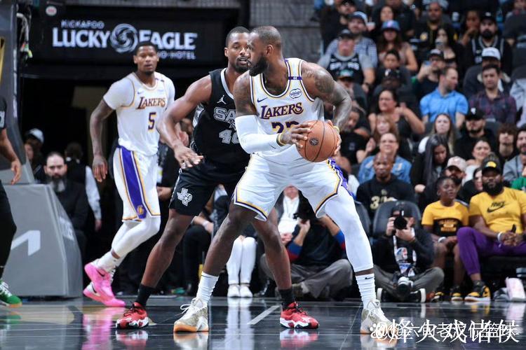 詹姆斯四连三双浓眉轰40+12 湖人险胜马刺豪取4连胜 詹姆斯四连三双浓眉轰40+12 湖人险胜马刺豪取4连胜